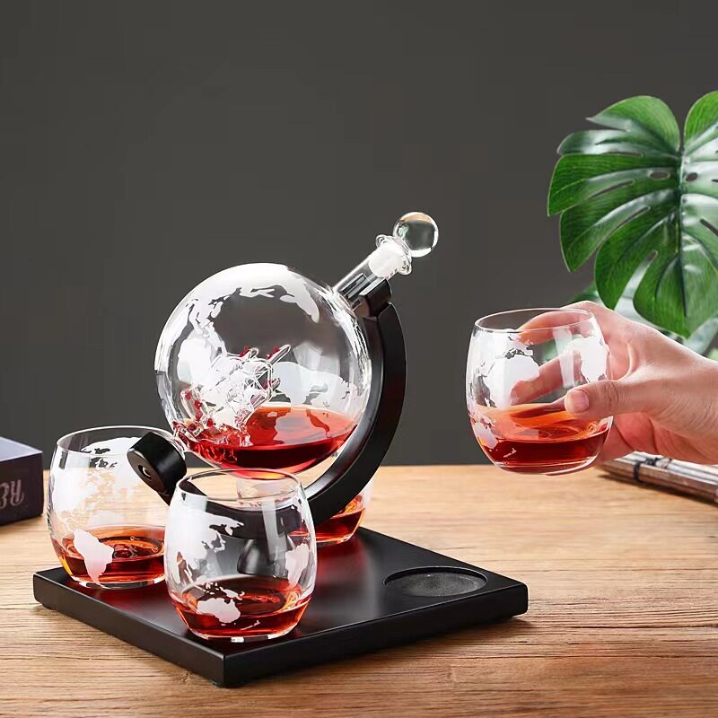 Decoratieve wijnkaraf in de vo - Decanter Globe Set recensie en prijs